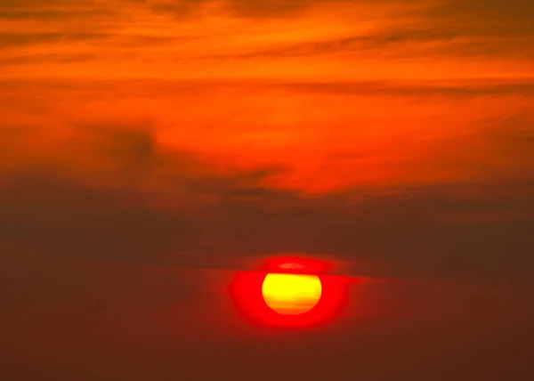 Salida del sol por la mañana, salida del sol con nubes . — Foto de Stock