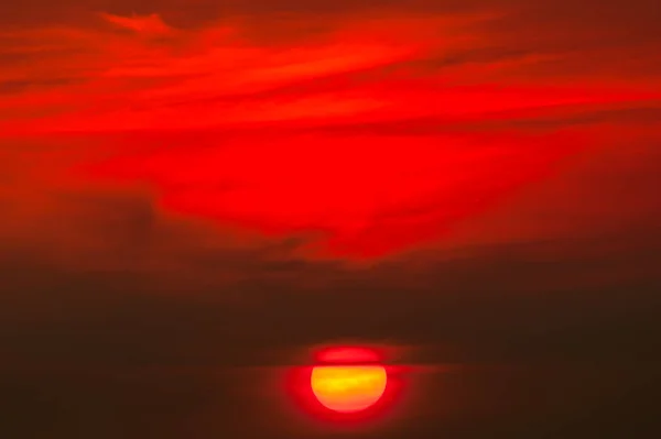 Východ slunce v noci, východ slunce, mraky. — Stock fotografie