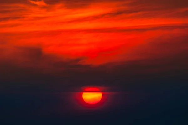 Nascer do sol pela manhã, nascer do sol com nuvens . — Fotografia de Stock