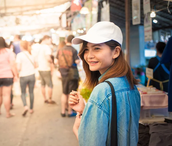 Una joven con sombrero camina por las calles del mercado de un país asiático, Tailandia —  Fotos de Stock