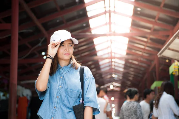 Mladá žena nosí klobouk je chůze v ulicích trh asijské země, Thajsko — Stock fotografie