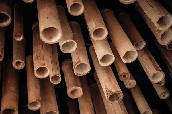 Un mucchio di legno tagliato per la costruzione, stelo di bambù per impalcatura — Foto Stock