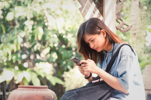 Çalışırken modern akıllı telefon kullanarak eller Close-Up.