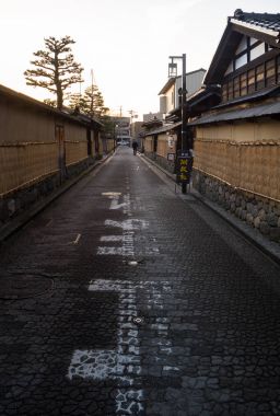Kyoto, Japonya - 20 Aralık 2016: Turist ünlü bir sokak Sannen-Zaka, Kyoto üzerinde 20 Aralık 2016 dolaşmak. Sokağın Kyoto konumlar kalbinde