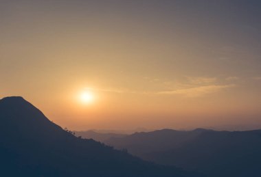 Güzel kış manzara dağlarda. Dağ Sunrise
