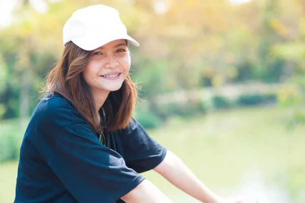 Ritratto di una bella giovane ragazza sorridente, Giovane donna attraente che si gode il suo tempo all'aperto sulla passerella nel parco — Foto Stock