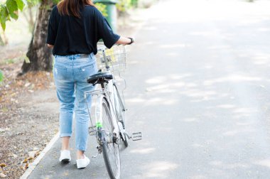Bangkok, Tayland - 19 Şubat 2017: Bir genç Asyalı kadın / gezgin binme yol ile Kiralama Tayland Sri Nakhon Khuean Khan Park'ta