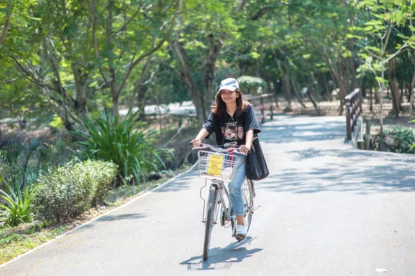 BANGKOK, THAILAND - February 19, 2017 : A young asian woman / traveller with riding road bike at Sri Nakhon Khuean Khan Park in Thailand — Stock fotografie