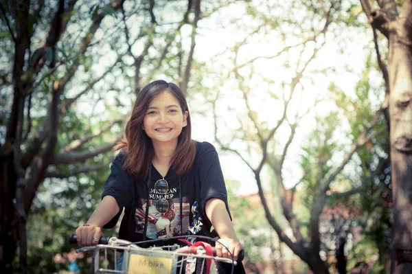 Μπανγκόκ, Ταϊλάνδη - 19 Φεβρουαρίου 2017: Μια νεαρή γυναίκα της Ασίας / ταξιδιωτών με δρόμο ιππασία ποδήλατο στο πάρκο Σρι Νακόν Khuean Χαν στην Ταϊλάνδη — Φωτογραφία Αρχείου