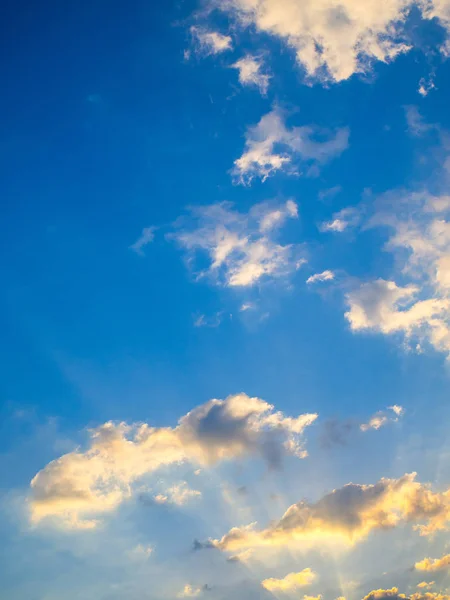 Céu azul bonito com raios de sol e nuvens — Fotografia de Stock