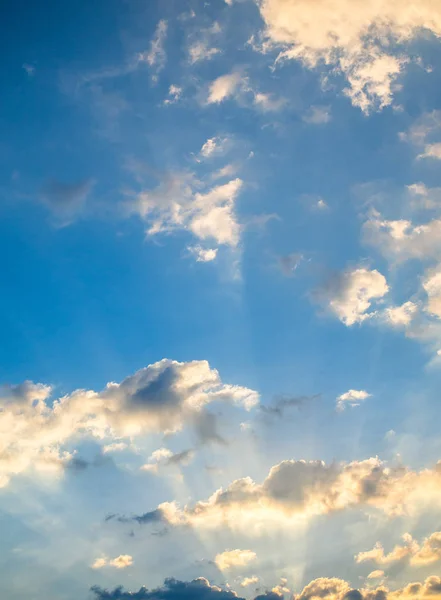 Mooie blauwe hemel met zonnestralen en wolken — Stockfoto