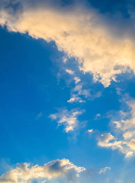 Schöner blauer Himmel mit Sonnenstrahlen und Wolken — Stockfoto