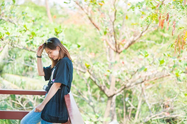 Bella viaggiatore donna Asia, tiene in mano occhiali da sole, vacanze, viaggi, vacanze e felicità concetto - bella donna in occhiali da sole — Foto Stock