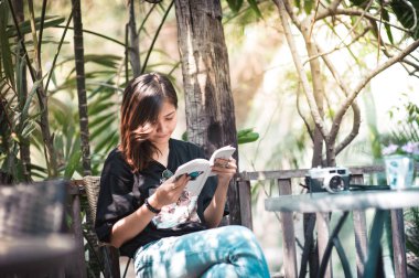 Genç kadın Asya sakin ol kahve Cafe, açık yaşam tarzı ve vintage sesi resim defteri ve kamera bir filmde okuma ile