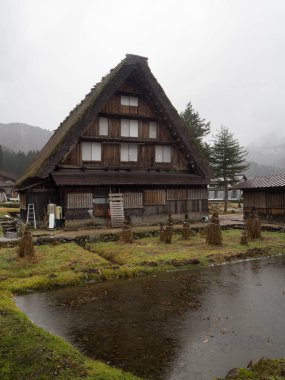 Geleneksel ve tarihsel Japon Köyü Shirakawago, Japonya - 22 Aralık 2016: Dünya Mirası Japonya'nın geleneksel Japon Köyü Shirakawago Sonbahar sezonu, 