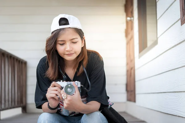 Hipster woman taking photos with retro film camera  on wooden floorof city park,beautiful girl photographed in the old camera — Stock Photo, Image