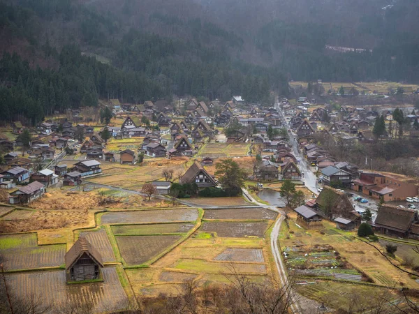 Village japonais traditionnel et historique Shirakawago, Japon - 22 décembre 2016 : La vue sur le village japonais traditionnel Shirakawago en automne, La ferme unique appelée "Gassho" est patrimoine de l'humanité du Japon — Photo