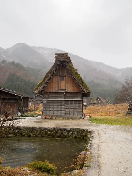 Traditionele en historische Japanse dorp Shirakawago, Japan - 22 December 2016: de weergave van traditionele Japanse dorp Shirakawago in herfst seizoen, de unieke boerderij genaamd "Gassho" is het erfgoed van de wereld van Japan — Stockfoto
