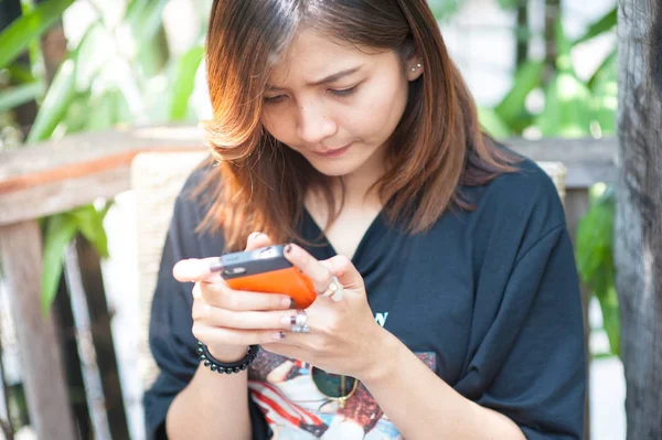 Κοντινό πλάνο γυναικεία χέρια χρησιμοποιώντας σύγχρονες έξυπνο τηλέφωνο ενώ εργάζονται, νεαρή γυναίκα χρησιμοποιώντας ένα smartphone οθόνη αφής με αντίγραφο χώρου — Φωτογραφία Αρχείου