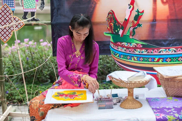 BANGKOK, TAILANDIA - 8-15 DE ABRIL DE 2017: Festival de Songkran de Tailandia, Primer plano de la pintura a mano batik el 8 de abril de 2014 en Siam-Center en Bangkok — Foto de Stock