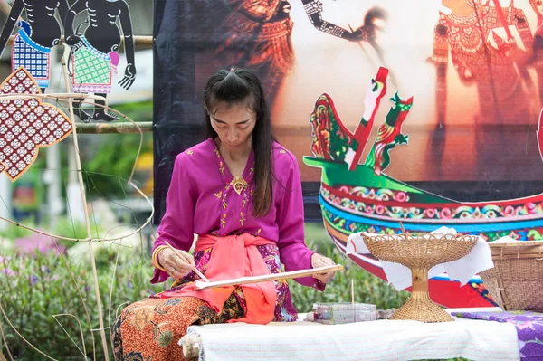 Bangkok, Tayland - Nisan 8-15, 2017: Tayland, Songkran Festivali el boyama Batik üzerinde 8 Nisan 2014 Siam-Bangkok merkezinde yakın — Stok fotoğraf