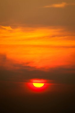 Sabah, gündoğumu bulutlar ile gündoğumu.