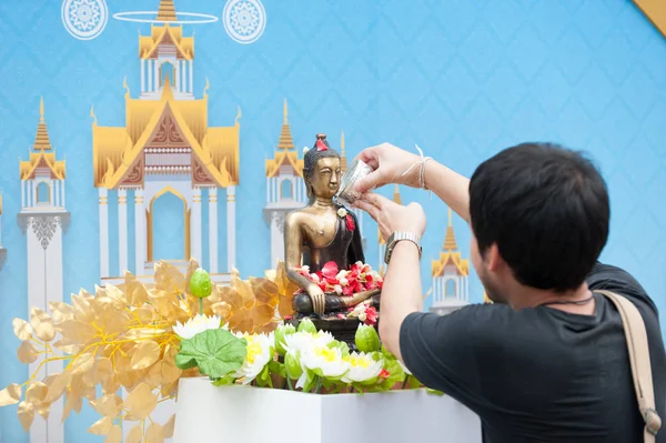 Agua que vierte a la estatua del Buda en la tradición del festival de Songkran de Bangkok, Tailandia en 8 Abril 2017 . — Foto de Stock