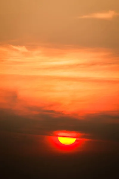 Nascer do sol pela manhã, nascer do sol com nuvens . — Fotografia de Stock