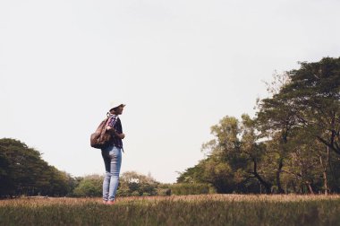 Kadınla parkta ve mutlu doğanın keyfini zaman sakin ol