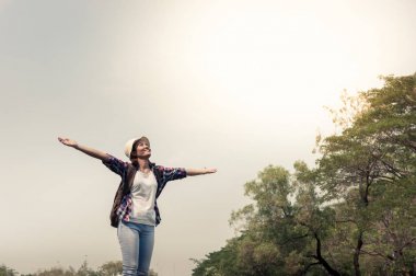 Kadınla parkta ve mutlu doğanın keyfini zaman sakin ol