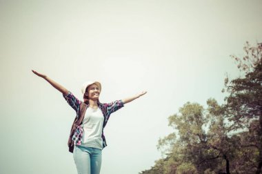 Kadınla parkta ve mutlu doğanın keyfini zaman sakin ol