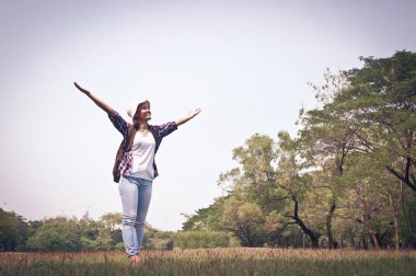 Kadınla parkta ve mutlu doğanın keyfini zaman sakin ol