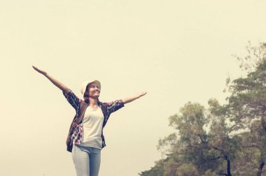 Kadınla parkta ve mutlu doğanın keyfini zaman sakin ol