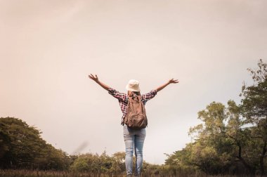 Kadınla parkta ve mutlu doğanın keyfini zaman sakin ol
