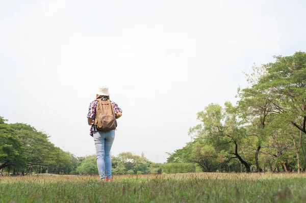 Donna con tempo di relax al parco, e felice godendo nella natura — Foto Stock