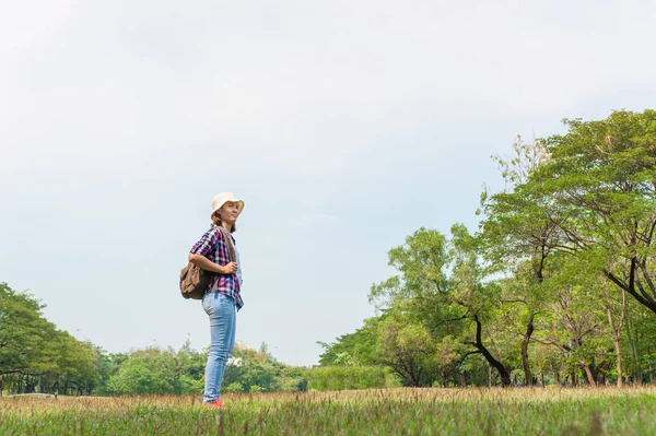 Mulher com tempo de relaxamento no parque, e feliz desfrutando na natureza — Fotografia de Stock