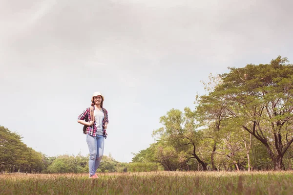 Mulher com tempo de relaxamento no parque, e feliz desfrutando na natureza — Fotografia de Stock