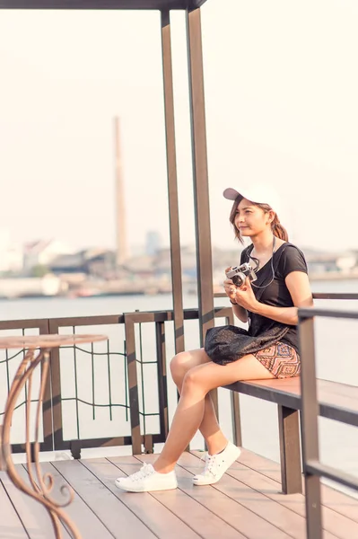 Frau fotografiert mit Retro-Filmkamera, Mädchen Abenteuer Treffpunkt Reisen Urlaub Fotografie-Konzept — Stockfoto