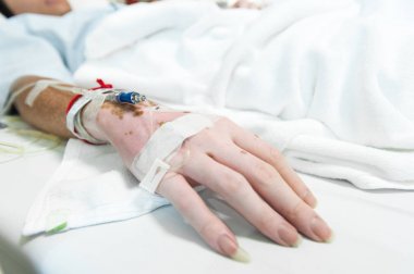 seçici odak el altında ve tuzlu damla - hasta hastaneye kabul 