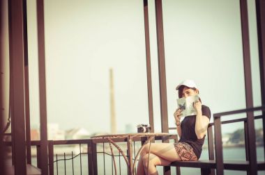 Şık öğrenci kız Tayland river tarafında kitapla rahatlayın. Açık hava yaşam tarzı resim