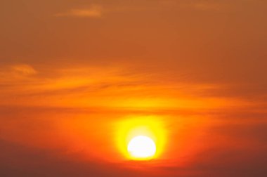 Günbatımı ağaç siluet renkli gökyüzü arka plan üzerinde doğal günbatımı güneş ile dağlarda,.