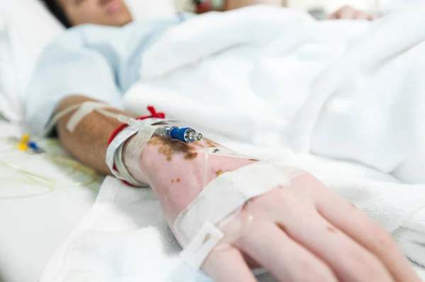 seçici odak el altında ve tuzlu damla - hasta hastaneye kabul 