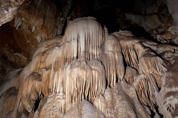 Stalactieten en stalagmieten in een grot, in het nationale park van Thailand — Stockfoto