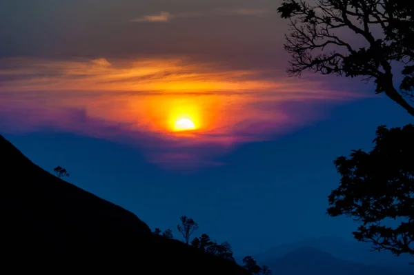 Coucher de soleil dans les montagnes, silhouette d'arbre avec coucher de soleil pittoresque soleil sur fond de ciel coloré . — Photo