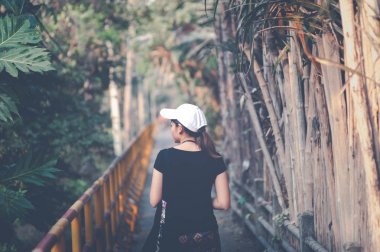 Güzel Asya kadın seyahat, seyahat kavramı-vintage sesi