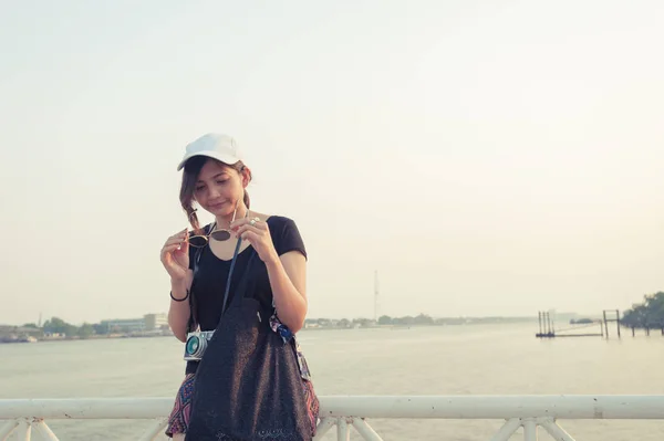 Hermosa mujer viajera de Asia, tiene en la mano gafas de sol, vacaciones, viajes, vacaciones y concepto de felicidad hermosa mujer en gafas de sol —  Fotos de Stock