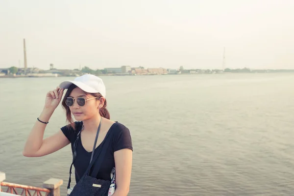 Gyönyörű Asia nő utazó, tartja a kezében, napszemüveg, nyaralás, utazás, a nyaralás és a boldogság fogalmát - gyönyörű nő napszemüveg — Stock Fotó