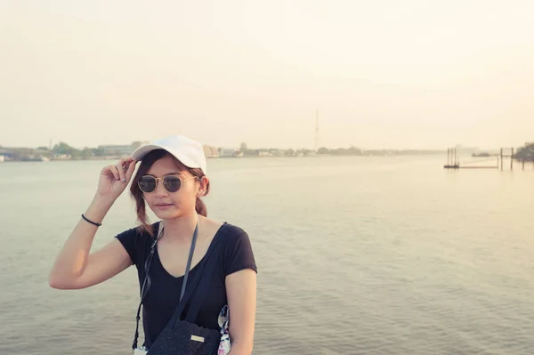 Bella viaggiatore donna Asia, tiene in mano occhiali da sole, vacanze, viaggi, vacanze e felicità concetto - bella donna in occhiali da sole — Foto Stock