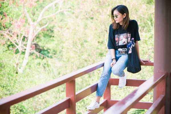 Hermosa mujer viajera de Asia, tiene en la mano gafas de sol, vacaciones, viajes, vacaciones y concepto de felicidad hermosa mujer en gafas de sol —  Fotos de Stock