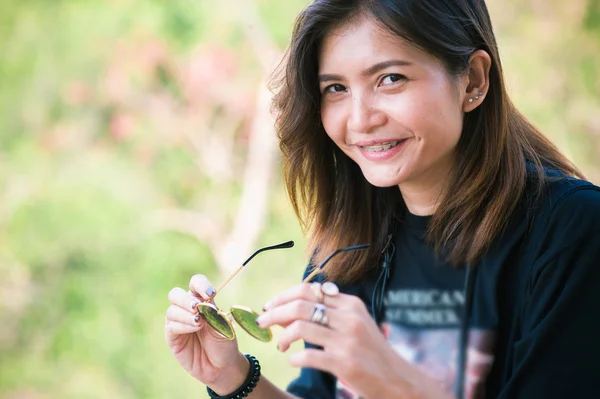 Hermosa mujer viajera de Asia, tiene en la mano gafas de sol, vacaciones, viajes, vacaciones y concepto de felicidad hermosa mujer en gafas de sol —  Fotos de Stock